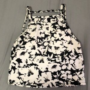 Kortni Jeane squared up top, bw flower print,large